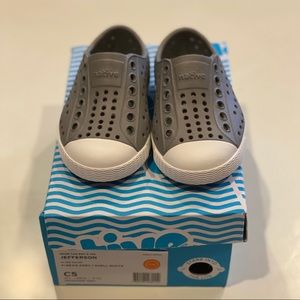 NIB SZ 5 NATIVE SHOES - GREY